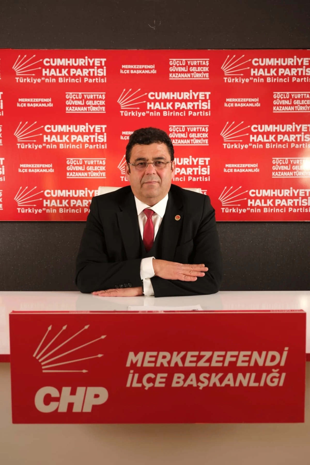 CHP&rsquo;li İlhan&rsquo;dan Eğitime Sert Eleştiri: &ldquo;Okullar A&ccedil;ılıyor, Sorunlar Ağırlaşıyor&rdquo;