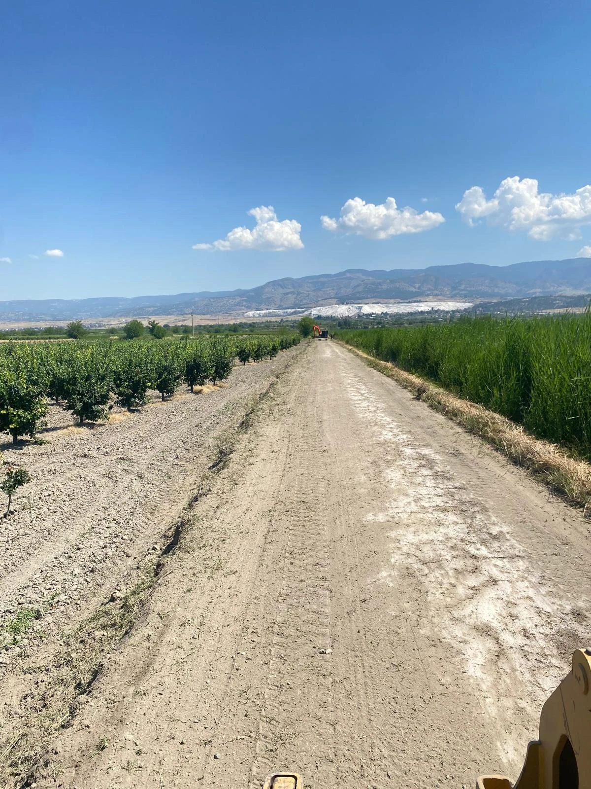 PAMUKKALE BELEDİYESİ KIRSAL MAHALLELERDE ARAZİ YOLU A&Ccedil;MAYA DEVAM EDİYOR
