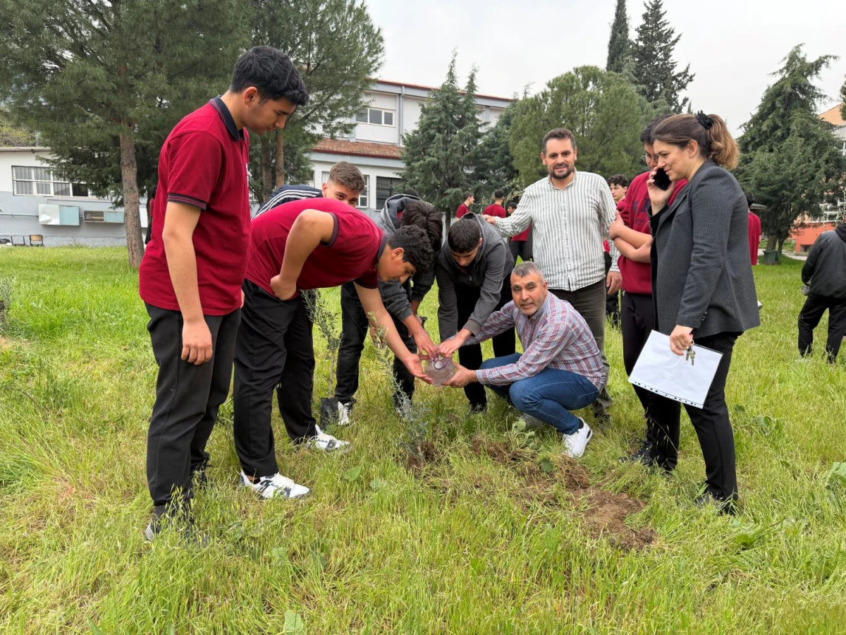 Pamukkale Belediyesi&rsquo;nden Sıfır Atık Projesi: &Ouml;ğrencilere Zeytin Fidanı Desteği
