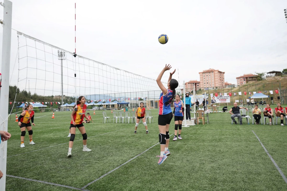 PAMUKKALE&rsquo;DE 19 MAYIS COŞKUSU MİNİ VOLEYBOL ŞENLİĞİ İLE TA&Ccedil;LANDI