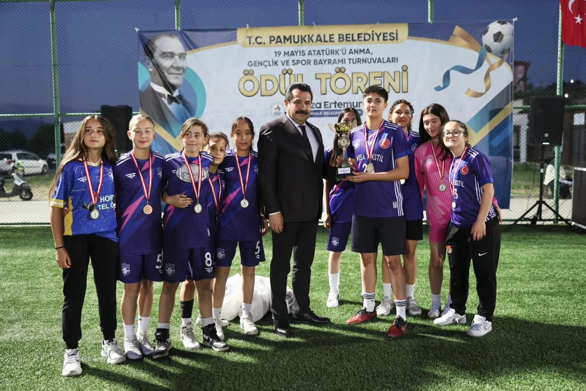 PAMUKKALE&rsquo;DE 19 MAYIS COŞKUSU YEŞİL SAHALARDA TA&Ccedil;LANDI 