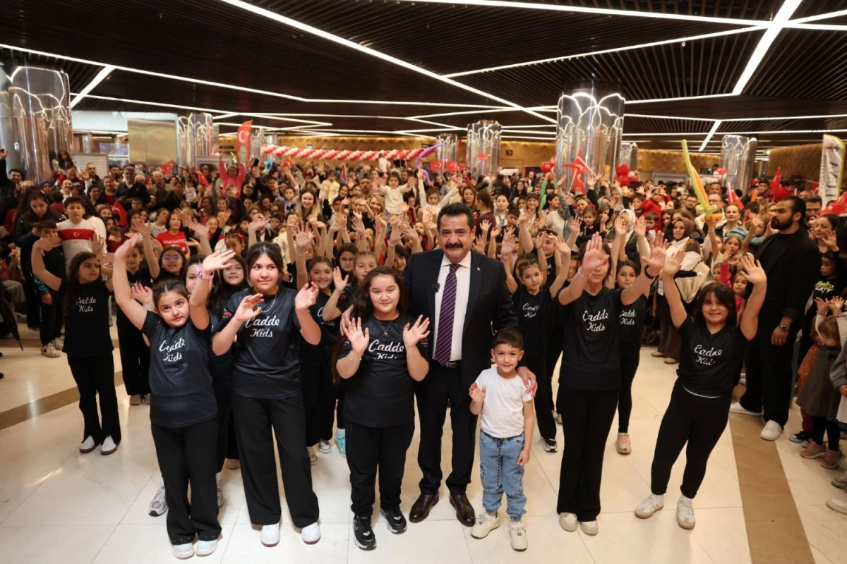 PAMUKKALE&rsquo;DE 23 NİSAN ŞENLİĞİ KARNAVALA D&Ouml;N&Uuml;ŞT&Uuml;: BİNLERCE &Ccedil;OCUK EĞLENCEYE DOYDU