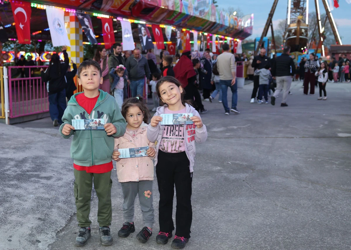 PAMUKKALE&rsquo;DE BAYRAM COŞKUSU BİTMİYOR: LUNAPARK KEYFİ 2 G&Uuml;N DAHA UZATILDI
