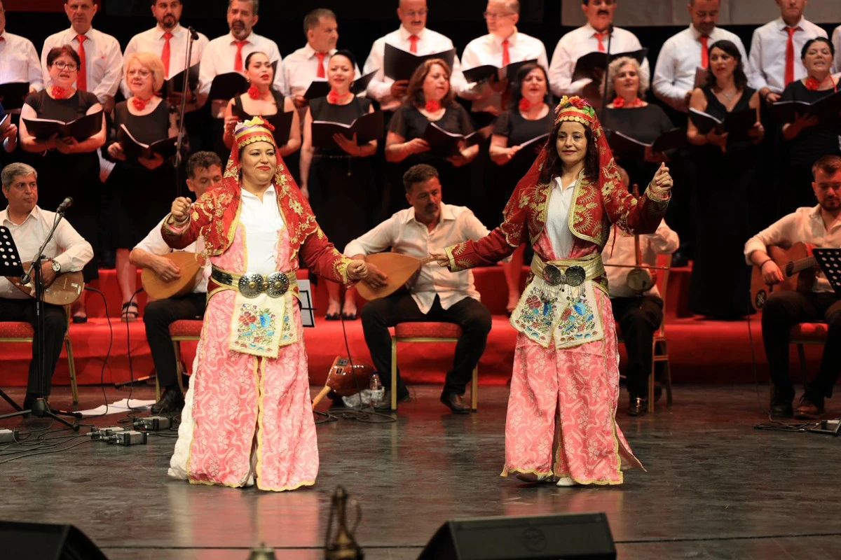 PAMUKKALE&rsquo;DE TARİHİ GECE: ANADOLU EZGİLERİ BAĞBAŞI K&Uuml;LT&Uuml;R MERKEZİ'NDE YANKILANDI