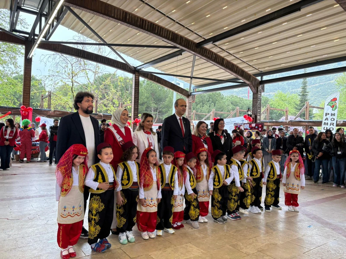 PA&Uuml; &Ccedil;ocuk &Uuml;niversitesi, 23 Nisan Ulusal Egemenlik ve &Ccedil;ocuk Bayramı Kapsamında &ldquo;Yurtta Barış, D&uuml;nyada Barış&rdquo; Temasıyla Kutladı