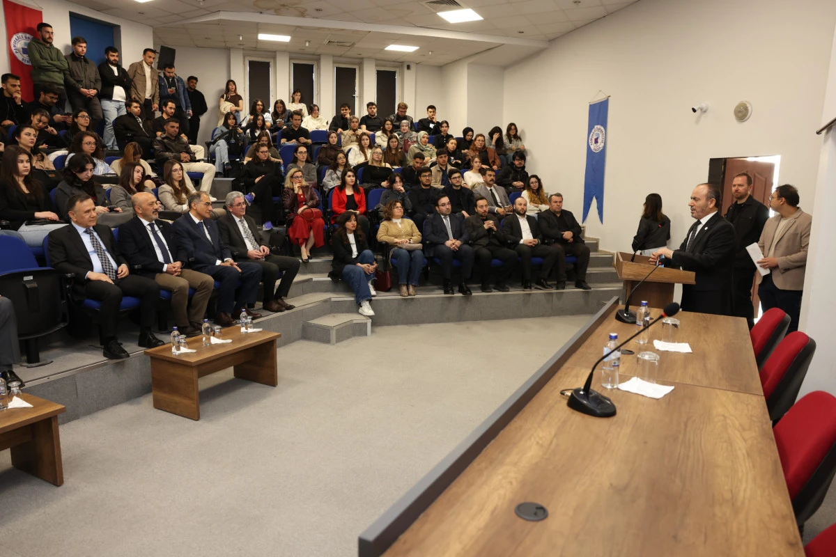 Rekt&ouml;r G&uuml;ng&ouml;r Hukuk Fak&uuml;ltesi Kariyer S&ouml;yleşileri Etkinliğine Katıldı